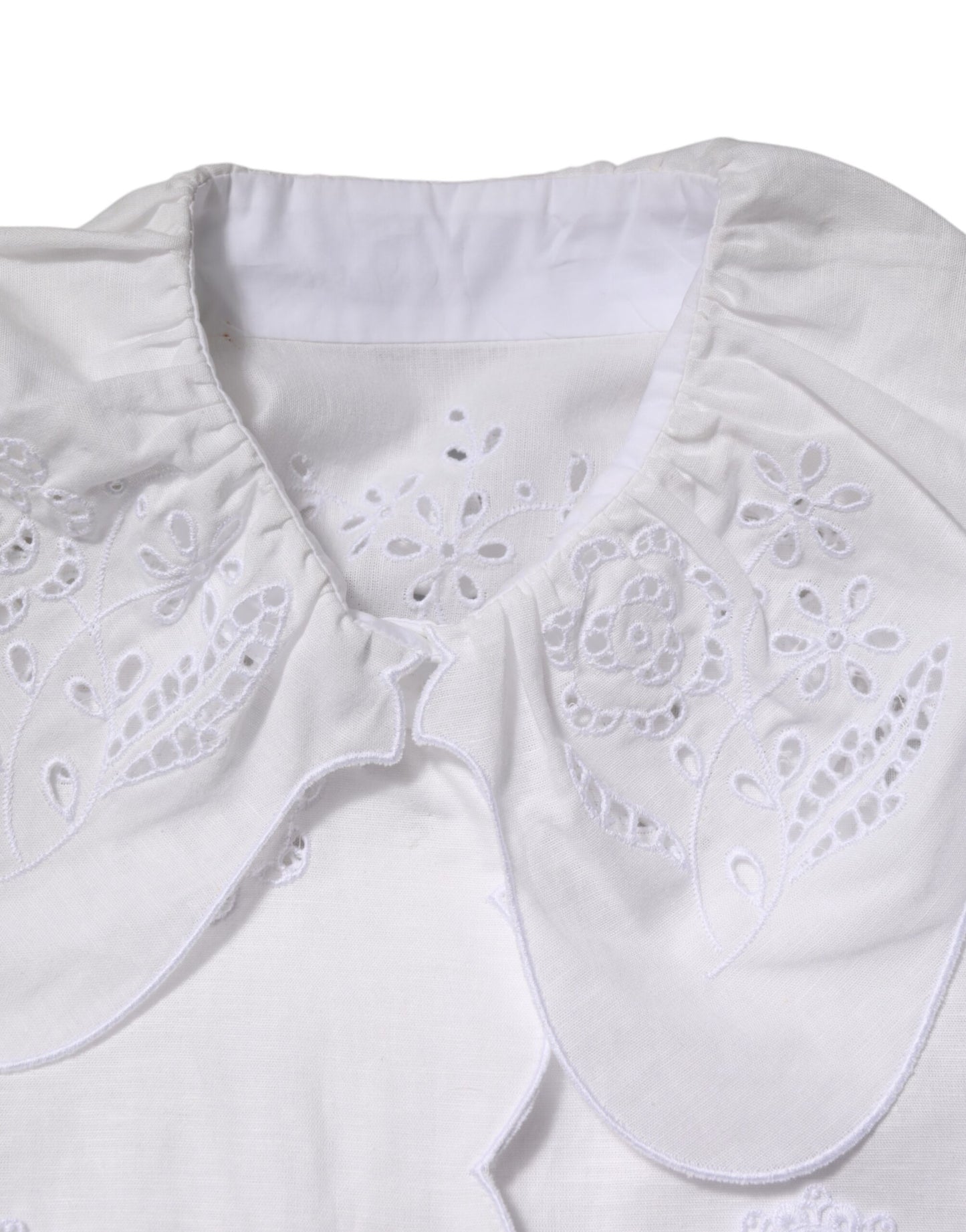 Blusa blanca con volantes y encaje adornado