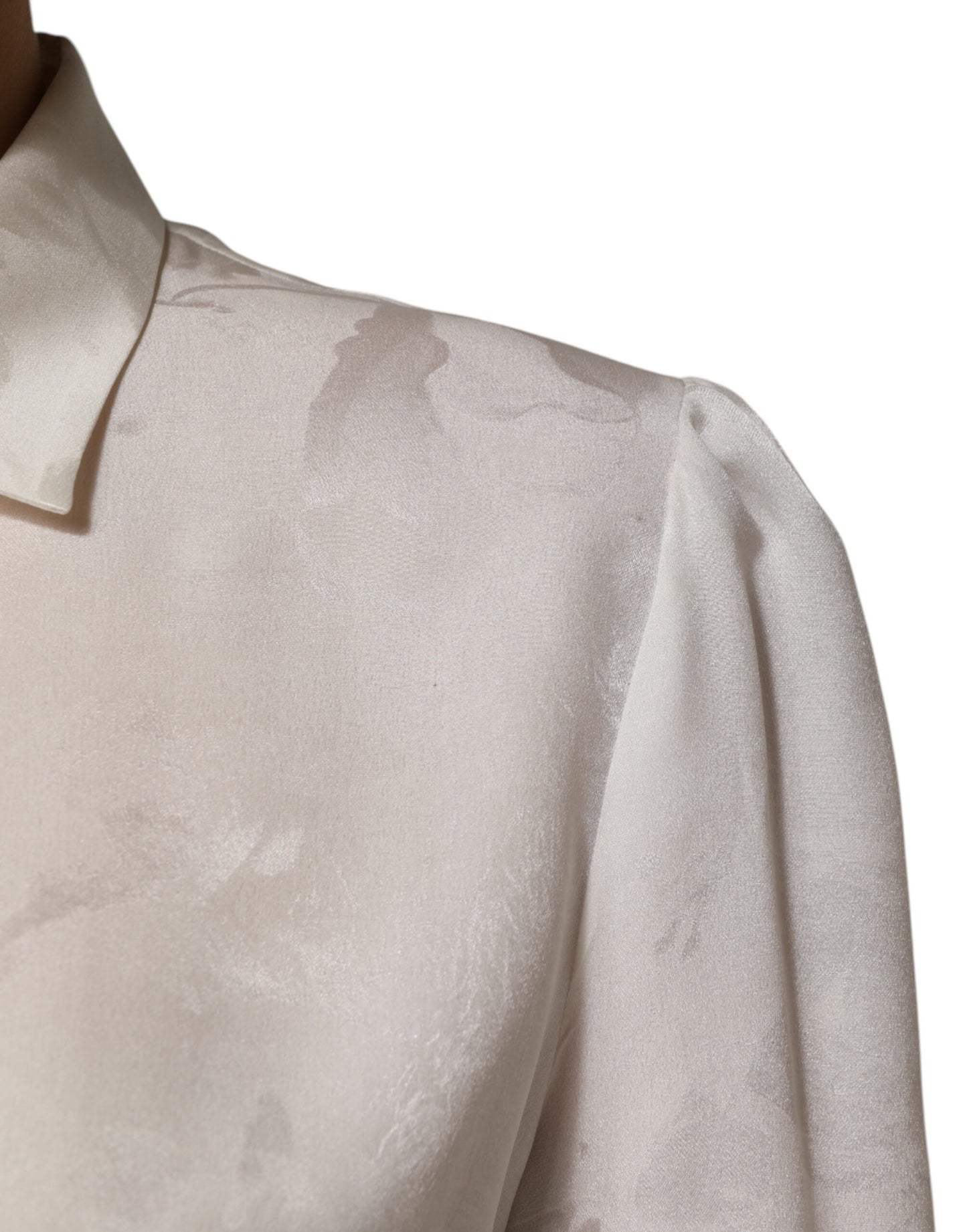 Camisa de manga larga con cuello de seda blanca