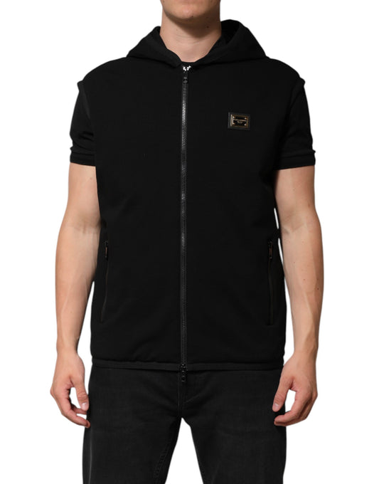Chaqueta negra sin mangas con capucha y placa con el logotipo
