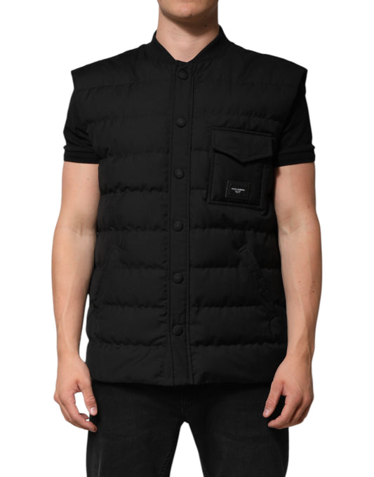 Chaqueta tipo parka negra sin mangas con placa del logotipo
