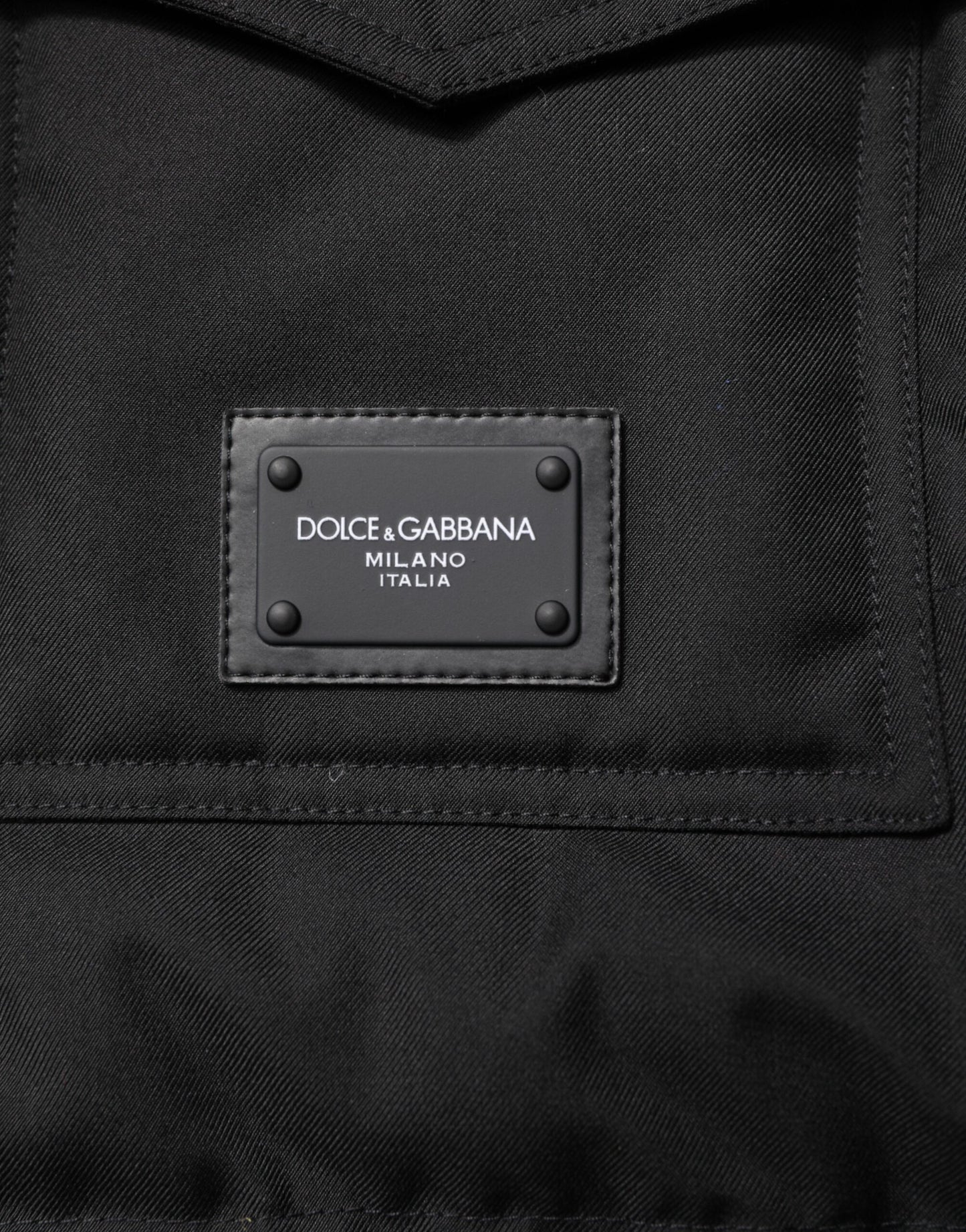 Chaqueta tipo parka negra sin mangas con placa del logotipo