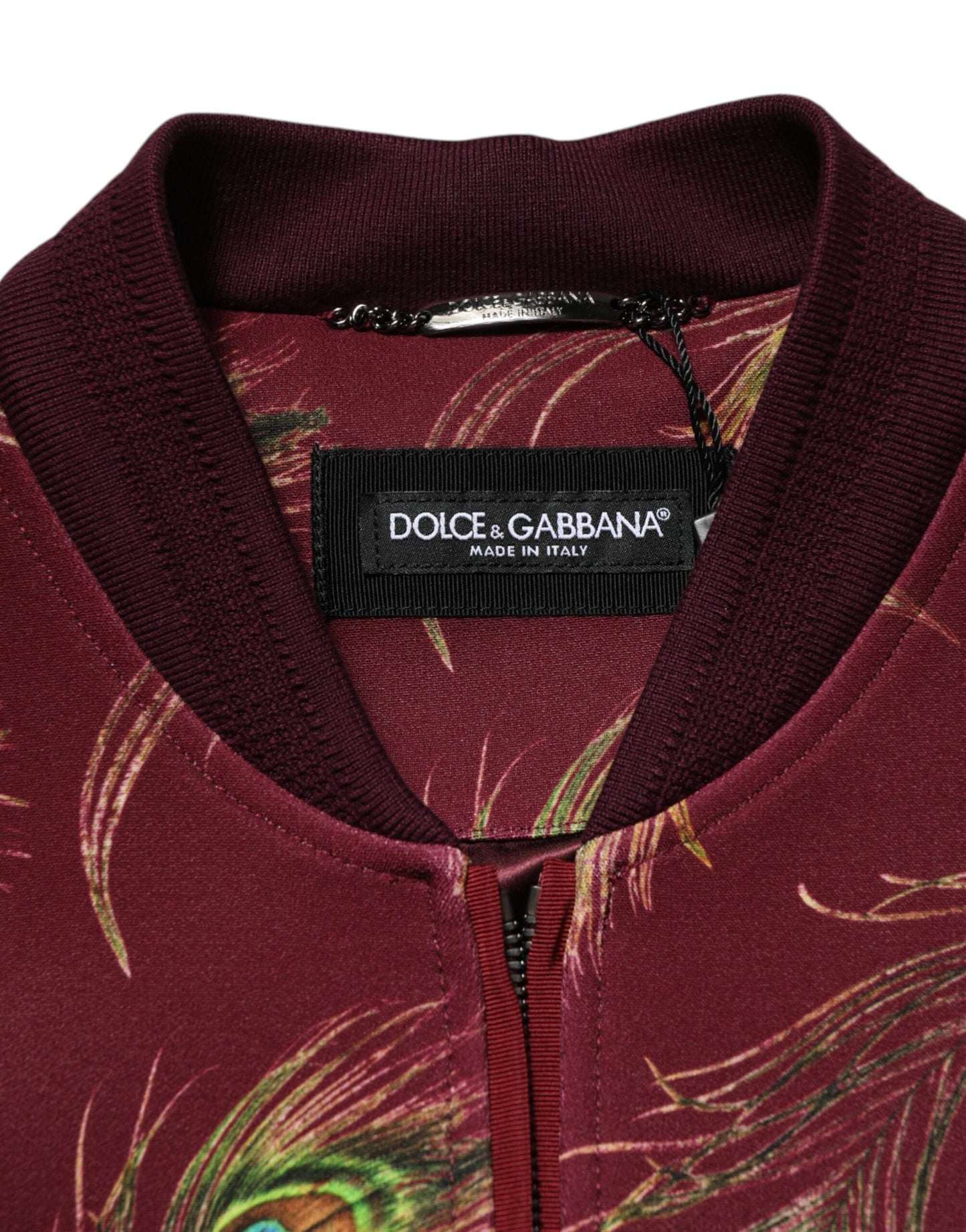 Chaqueta bomber con estampado de plumas de pavo real en color granate
