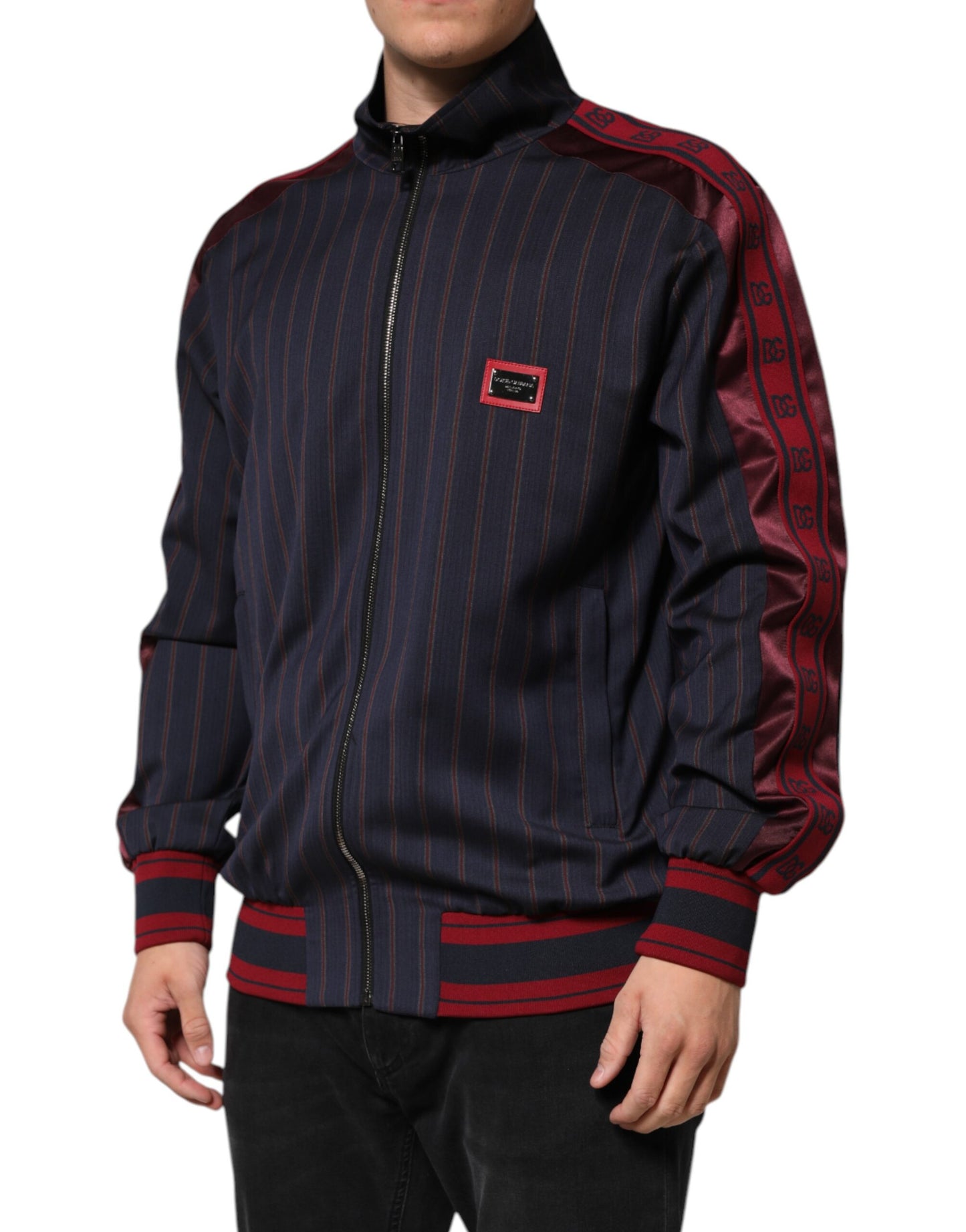 Chaqueta con cremallera completa y placa con logotipo de rayas azules y rojas