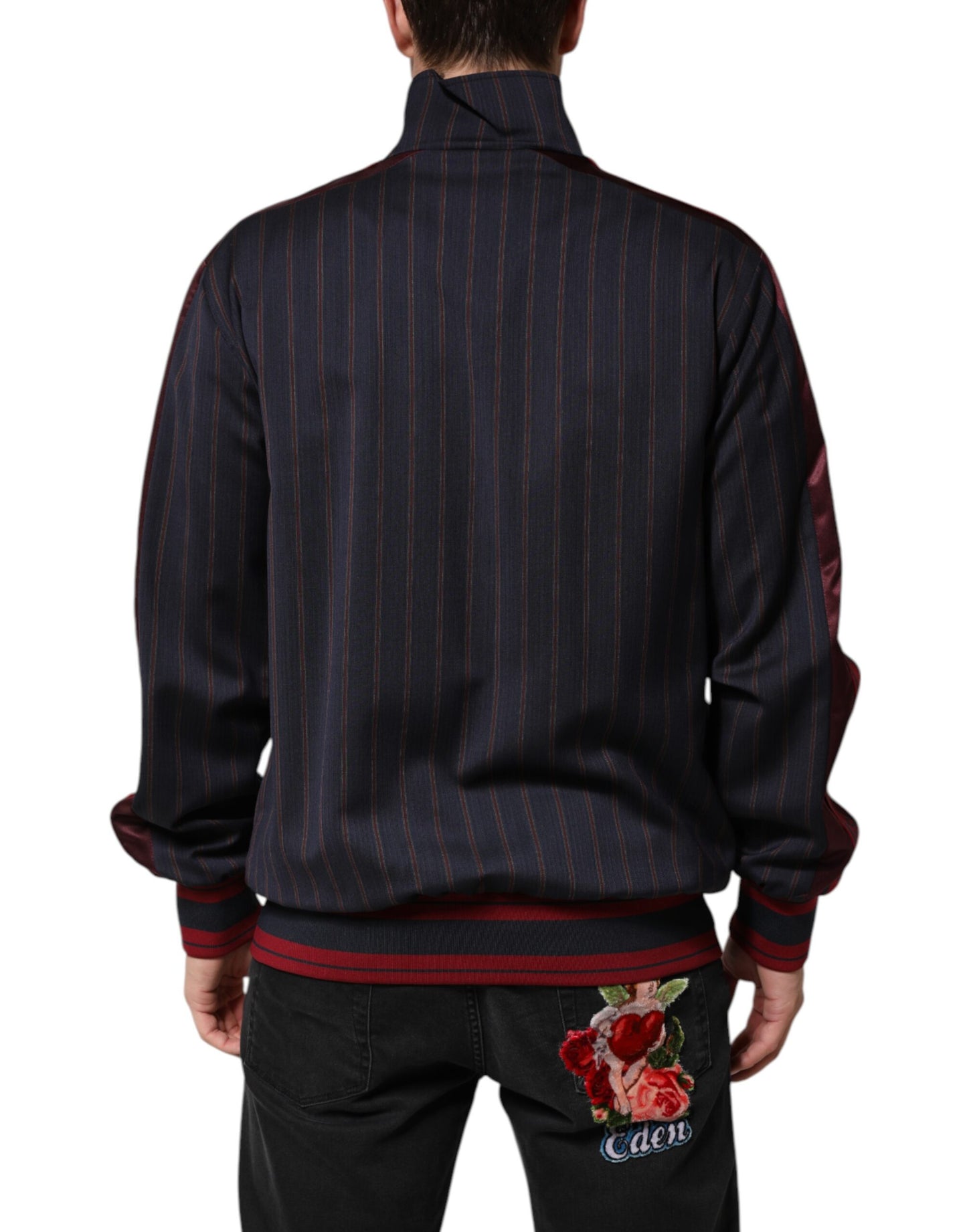 Chaqueta con cremallera completa y placa con logotipo de rayas azules y rojas