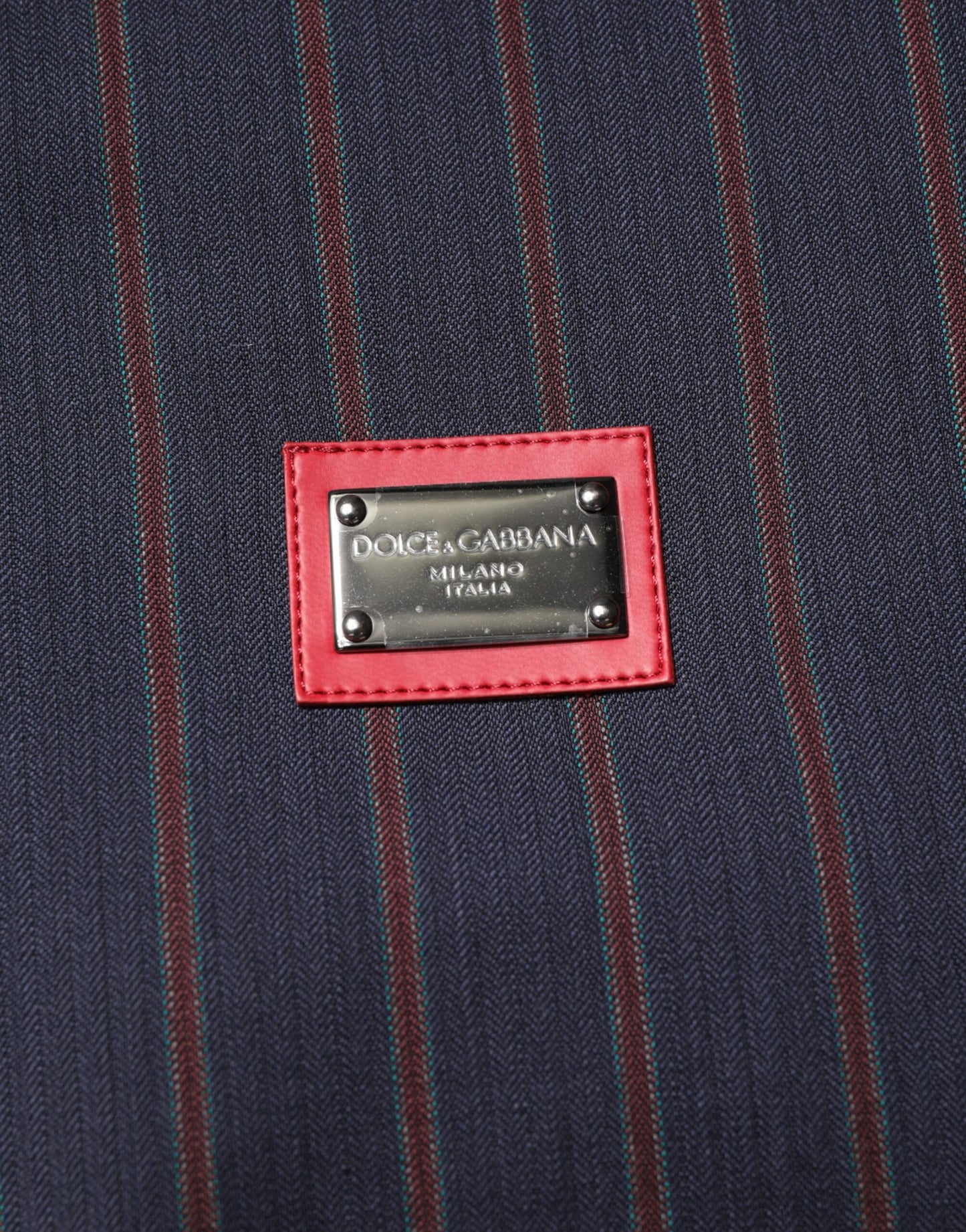 Chaqueta con cremallera completa y placa con logotipo de rayas azules y rojas