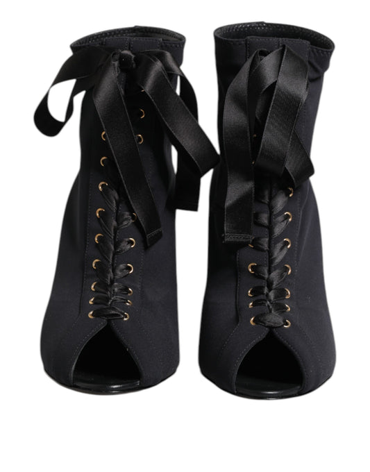 Botas negras con cordones y tacones de aguja