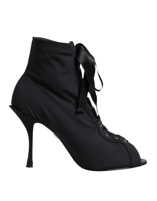 Botas negras con cordones y tacones de aguja