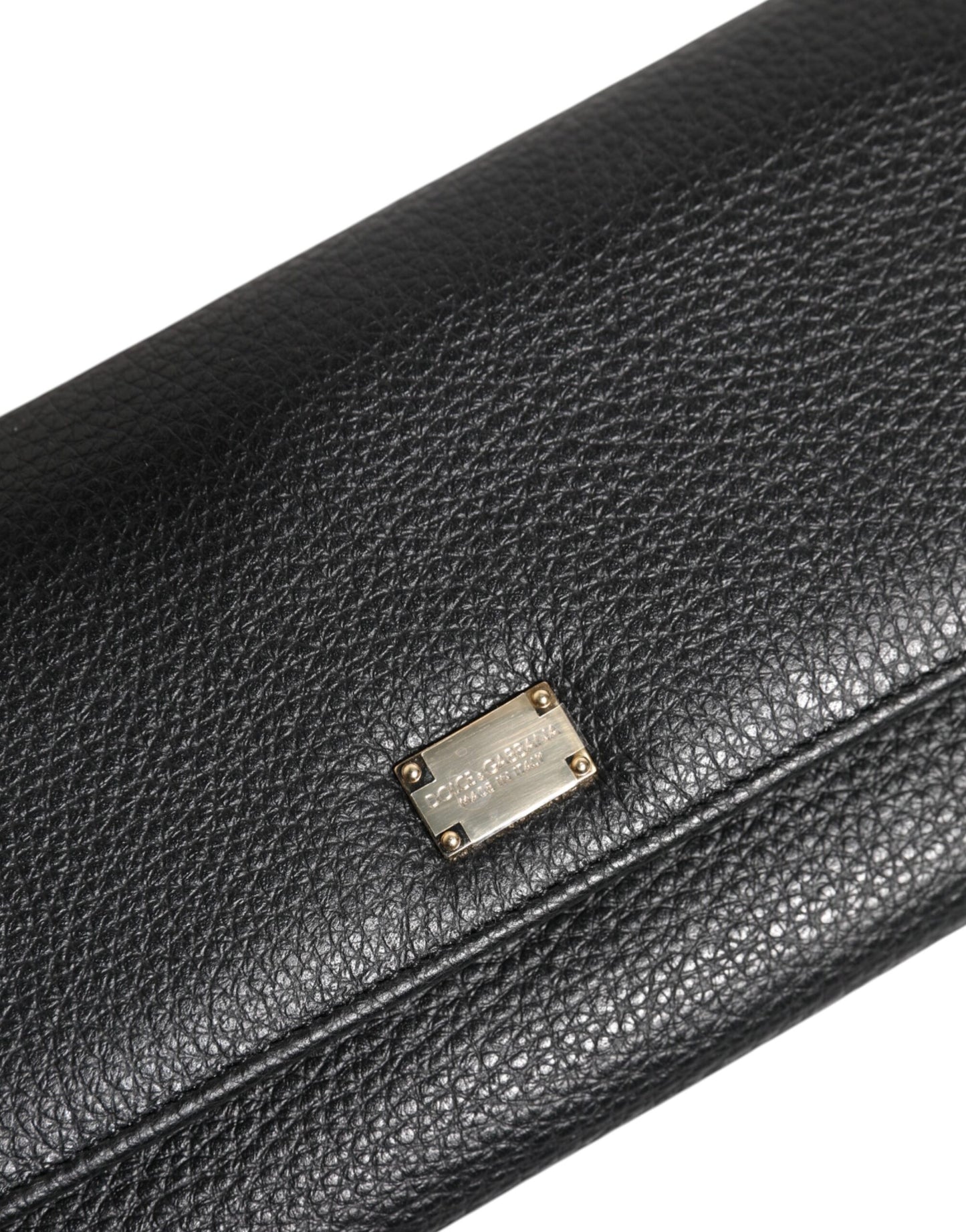 Cartera para tarjetas de cuero negro con tres pliegues y placa con el logotipo