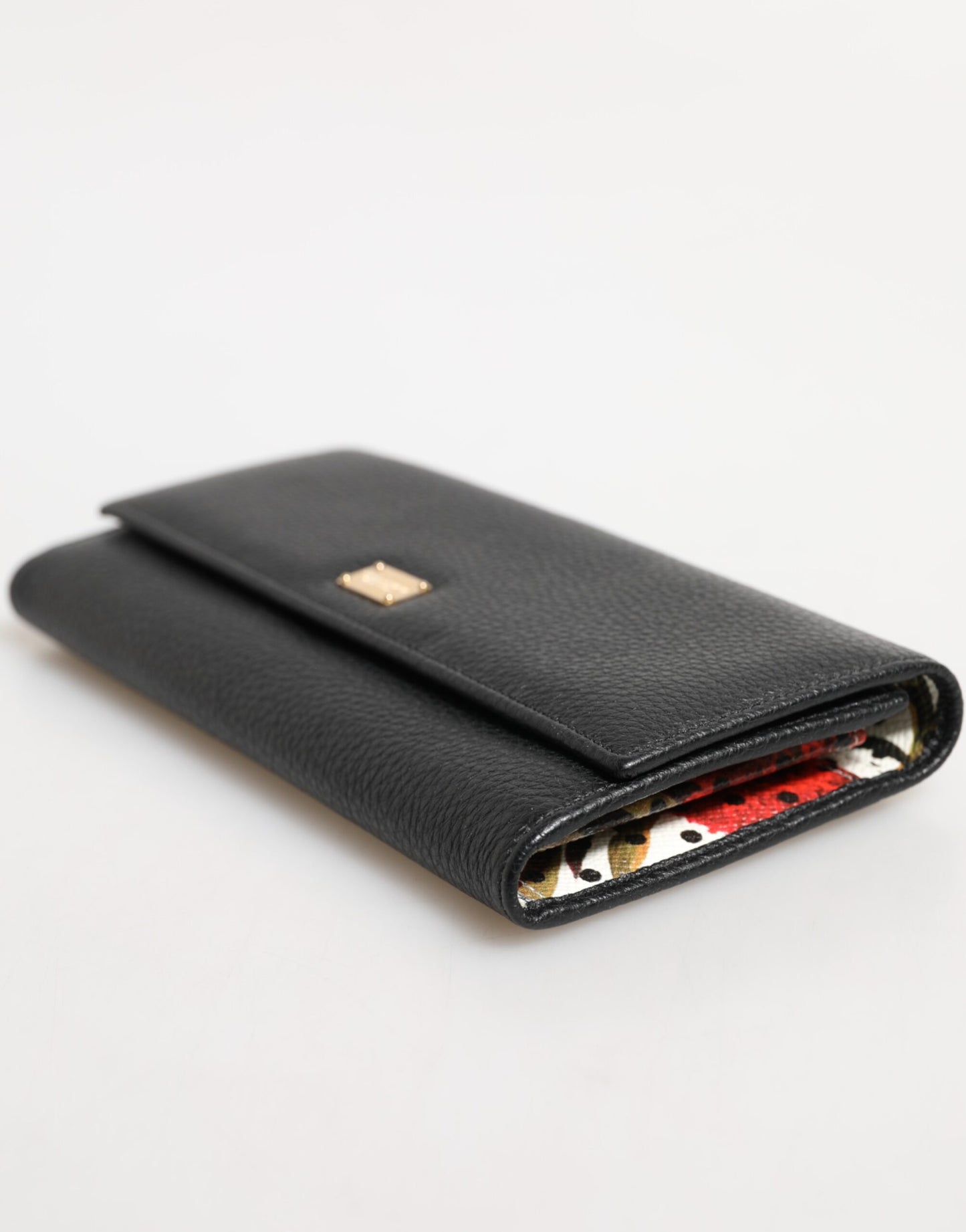 Cartera para tarjetas de cuero negro con tres pliegues y placa con el logotipo
