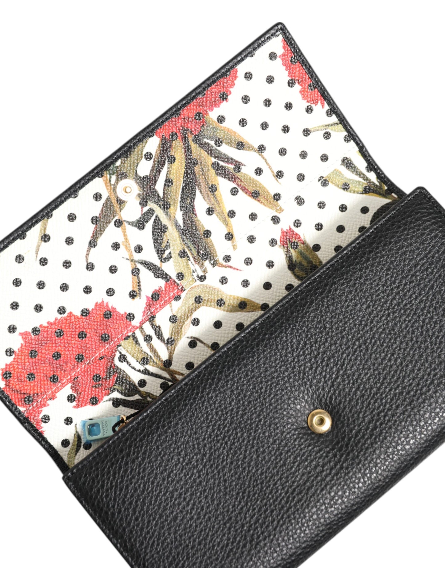 Cartera para tarjetas de cuero negro con tres pliegues y placa con el logotipo