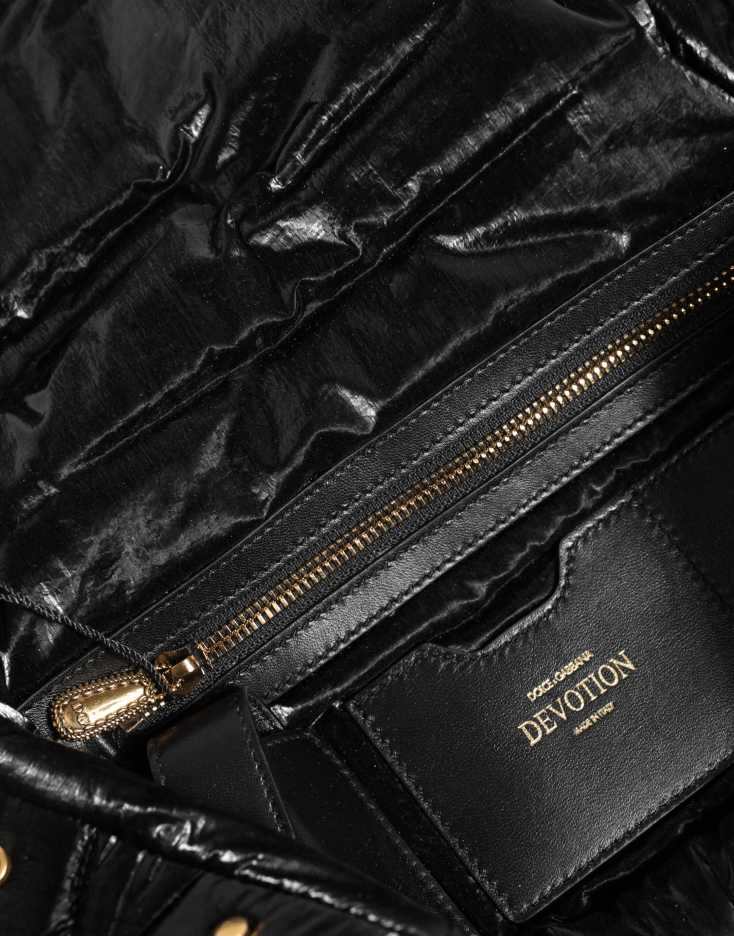 Bolso bandolera Devotion de nailon acolchado negro con correa de cadena