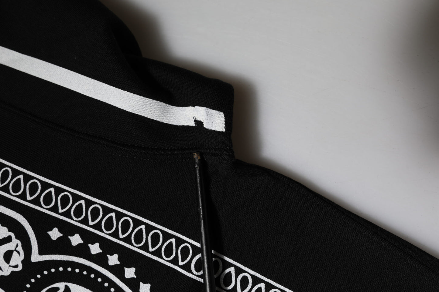Sudadera con capucha y bandana negra para hombre