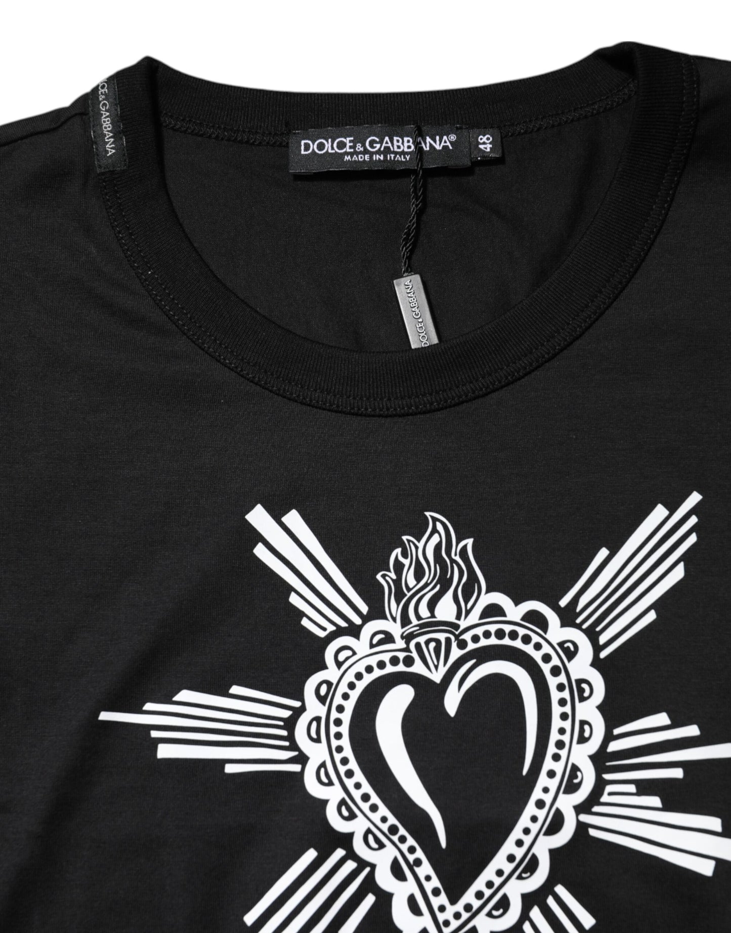 Camiseta negra de algodón con cuello redondo del Sagrado Corazón