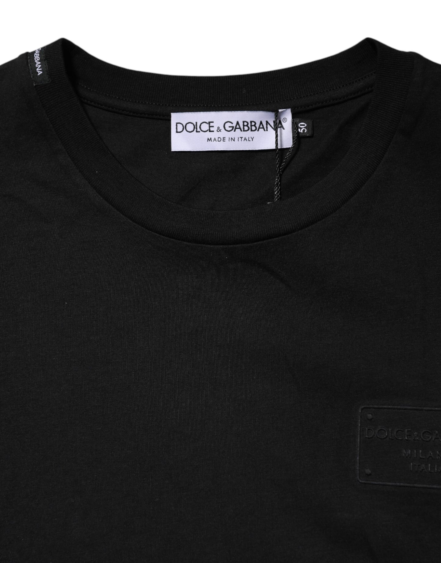 Camiseta de algodón con cuello redondo y placa con el logotipo negro