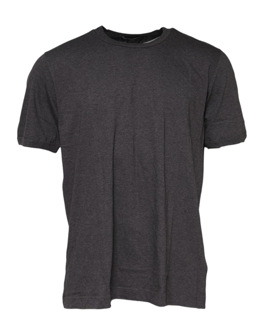 Camiseta gris oscuro de cuello redondo y manga corta
