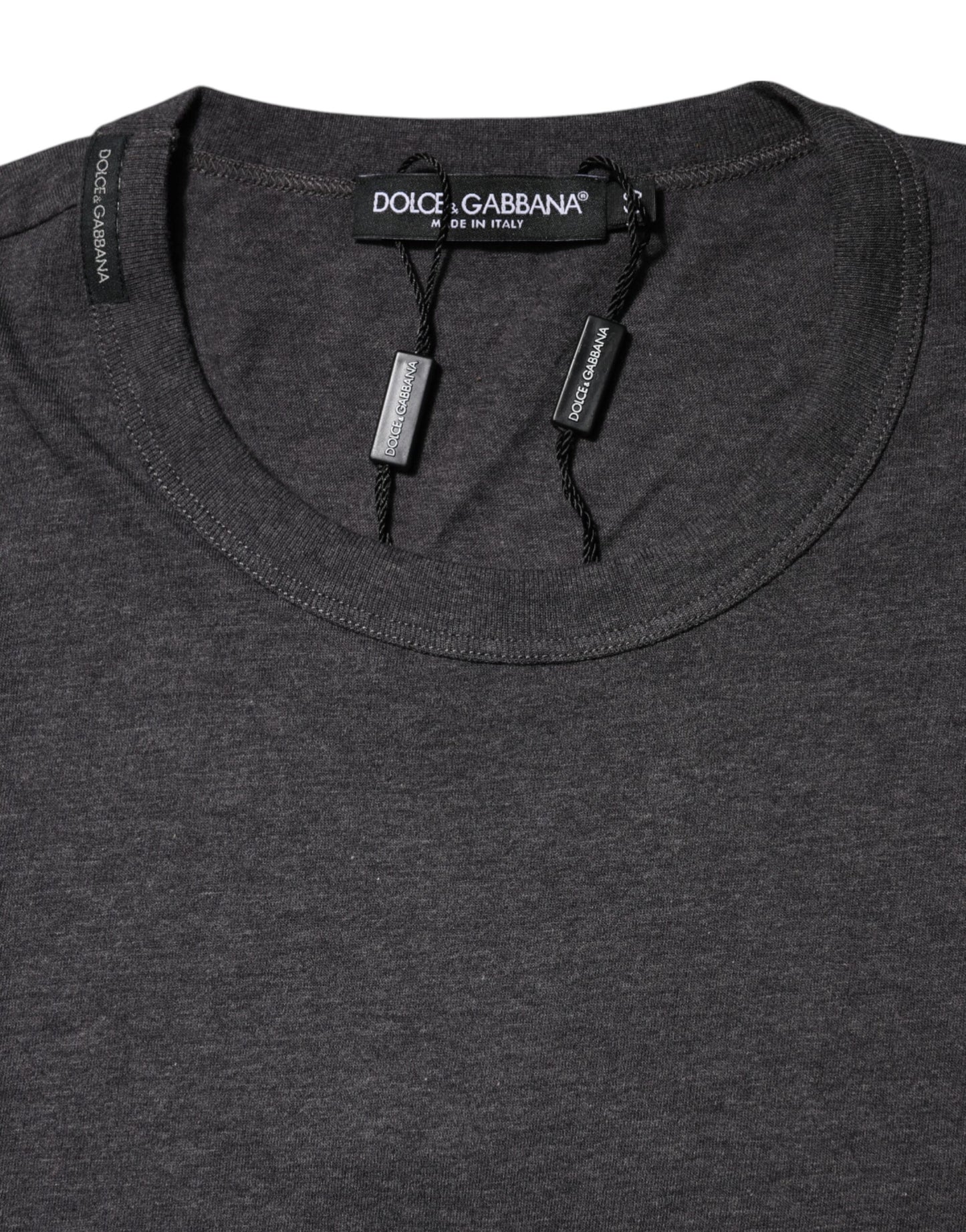 Camiseta gris oscuro de cuello redondo y manga corta