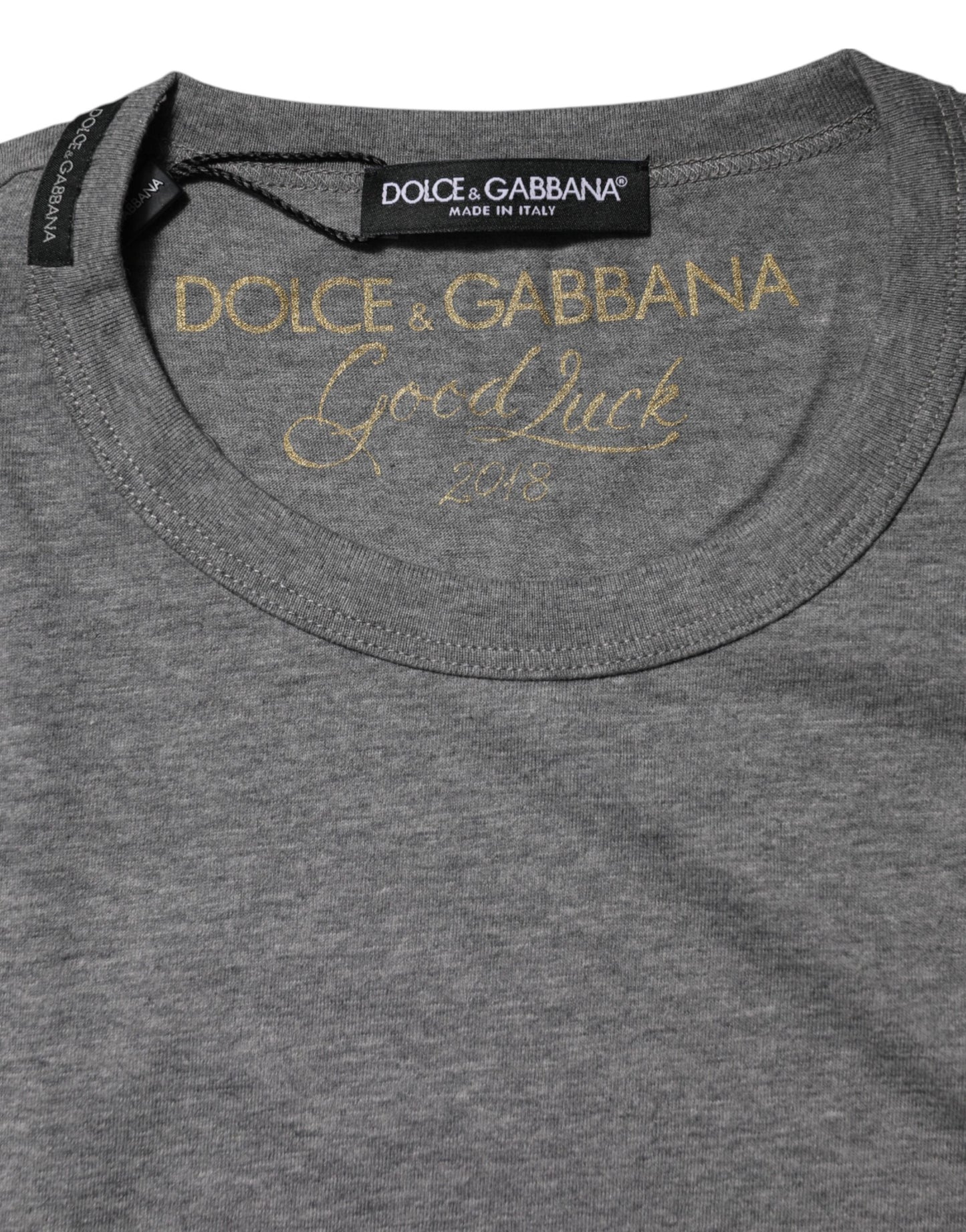 Camiseta de algodón gris de cuello redondo y manga corta