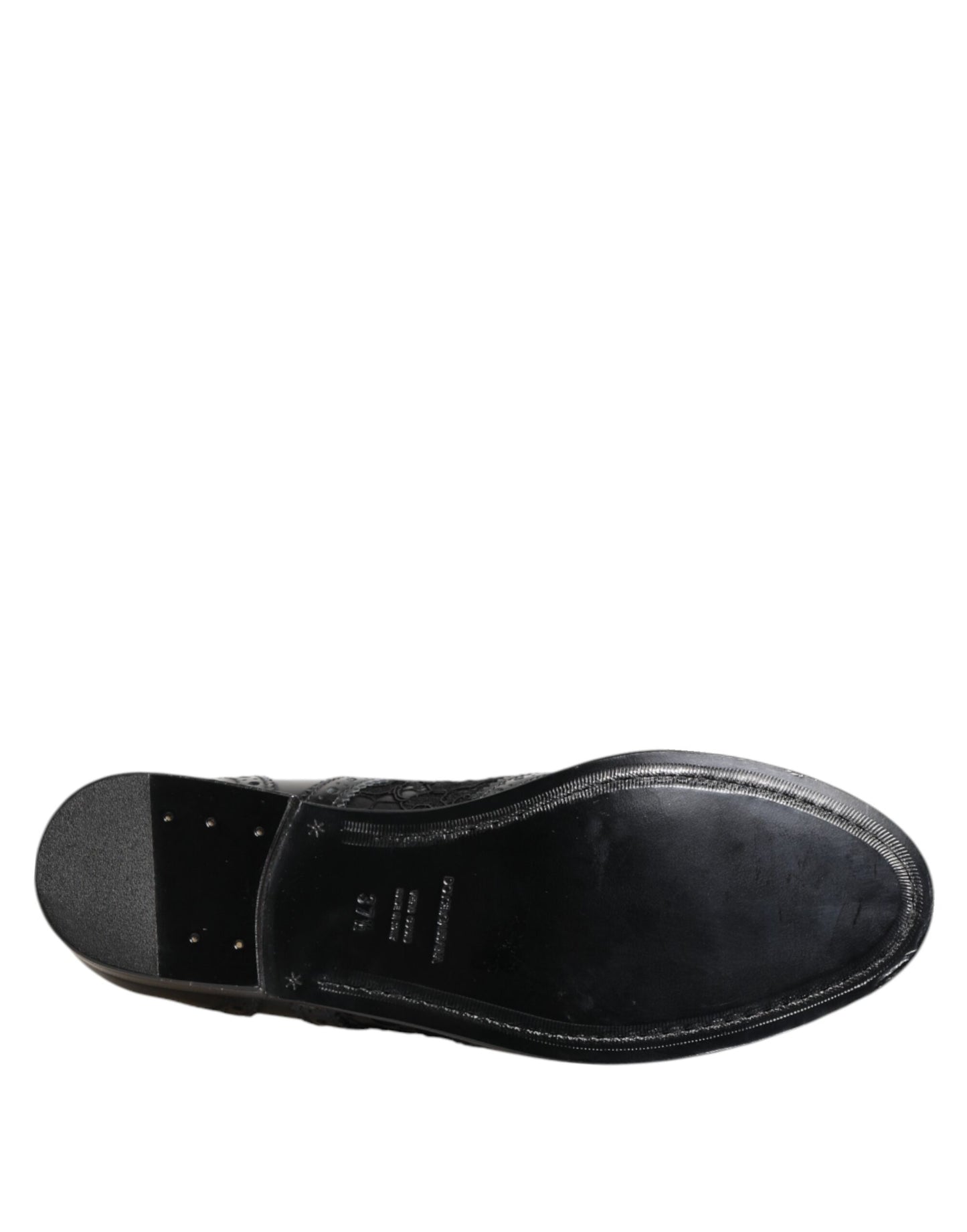 Zapatos formales de cuero negro con encaje floral