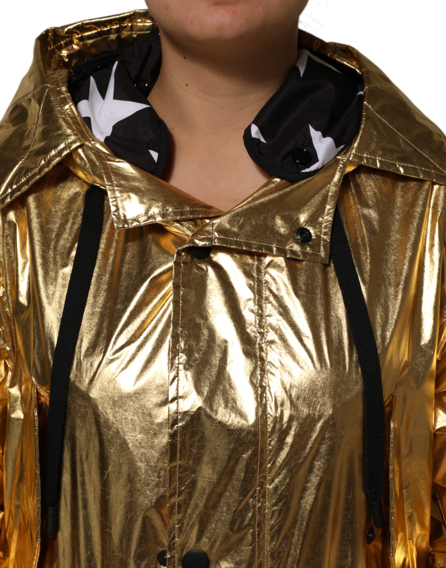 Chaqueta gabardina de manga larga con capucha dorada
