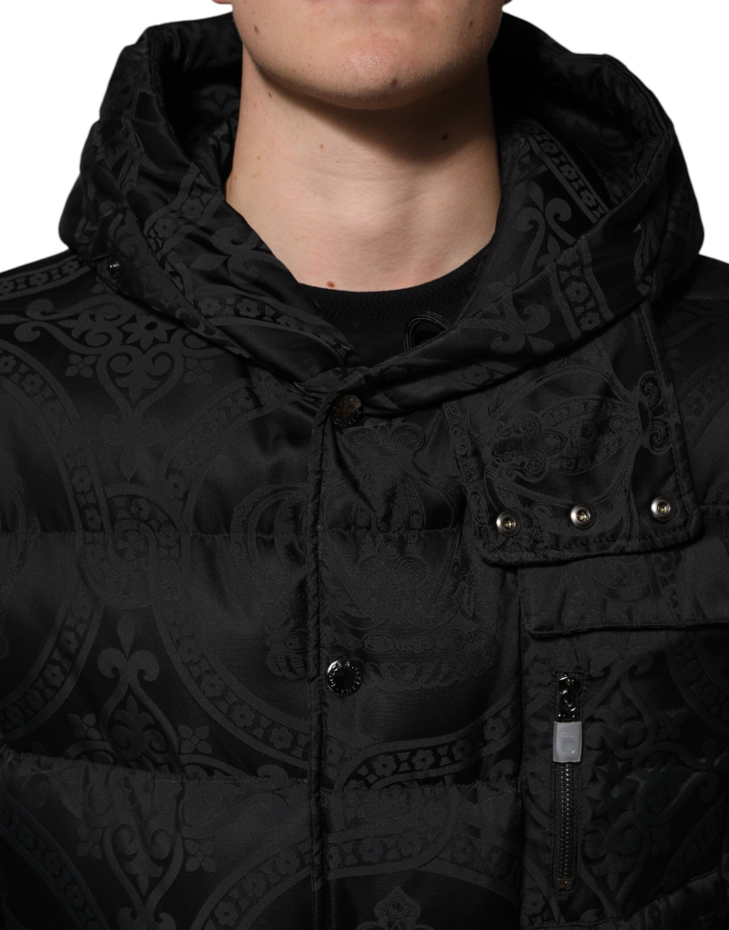 Chaqueta acolchada con capucha y diseño de jacquard negro