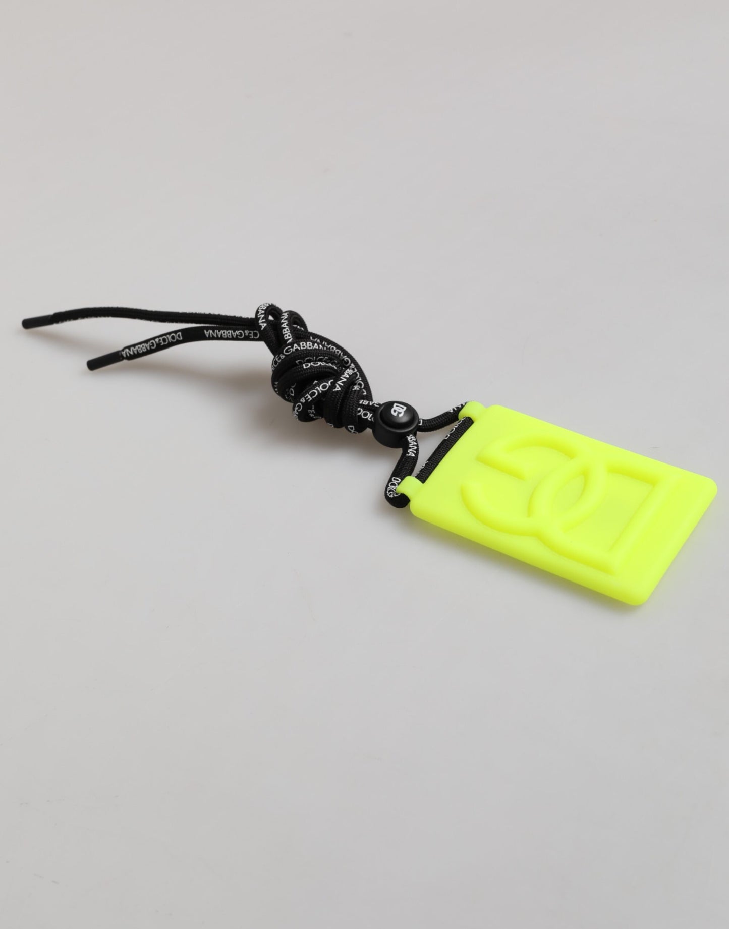 Porta credencial ajustable en relieve DG de goma verde amarillo