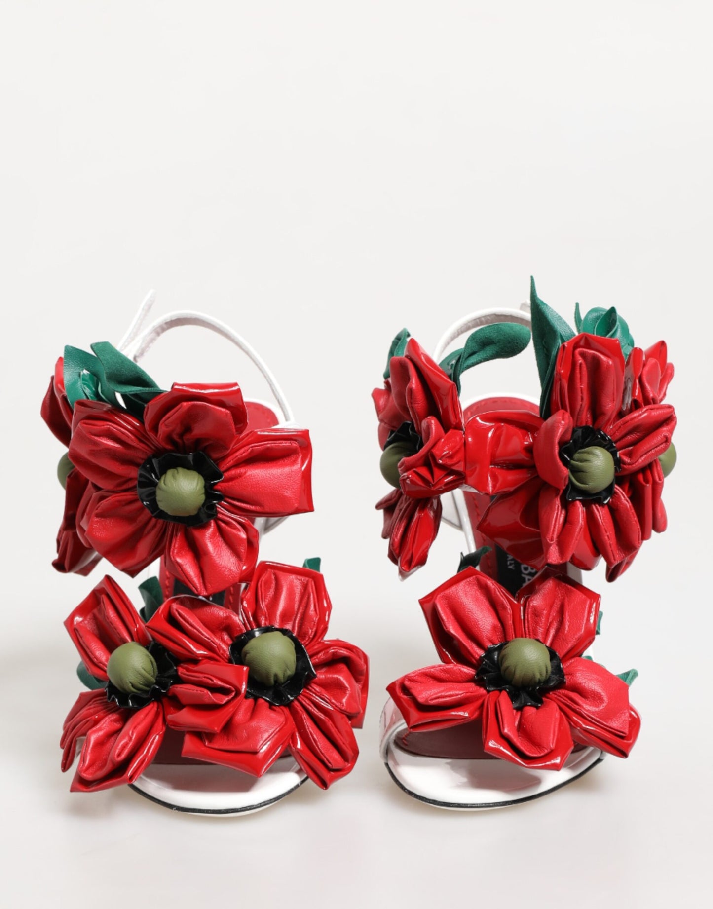 Sandalias con detalles florales en blanco y rojo