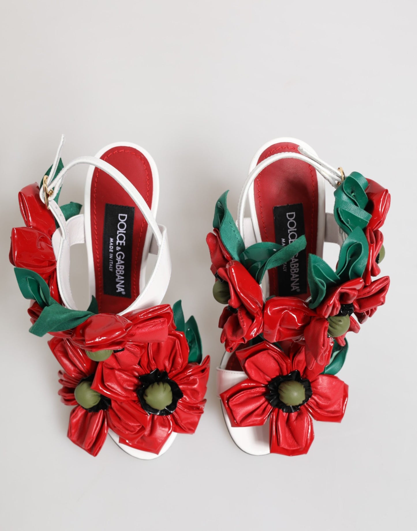 Sandalias con detalles florales en blanco y rojo