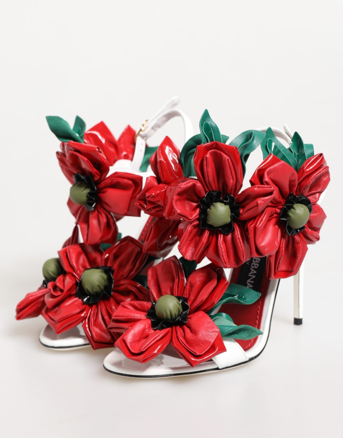 Sandalias con detalles florales en blanco y rojo