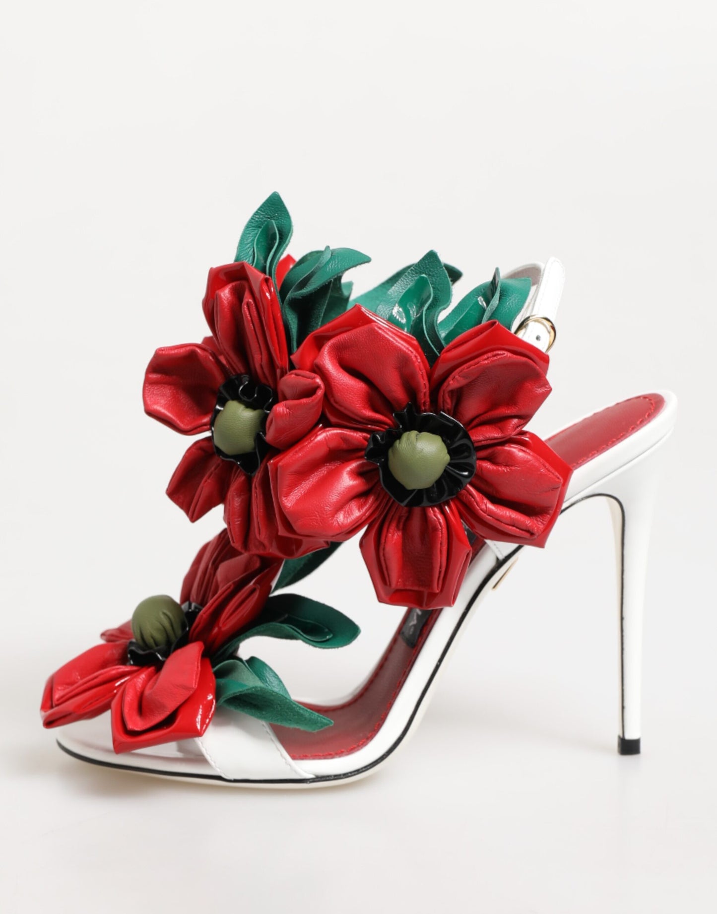 Sandalias con detalles florales en blanco y rojo