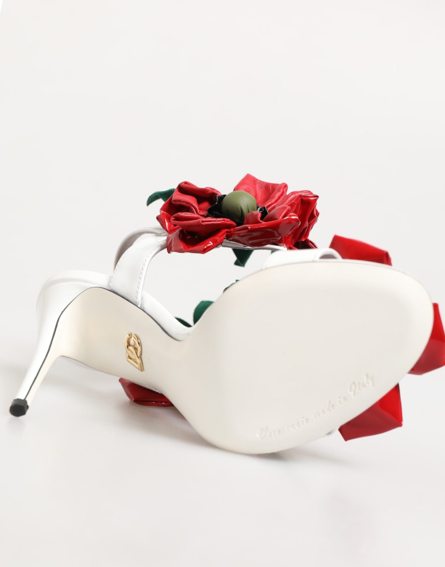 Sandalias con detalles florales en blanco y rojo