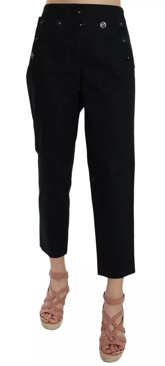 Pantalones negros cortos con botones delanteros adornados